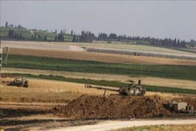 İsrail ordusu, Gazze'ye tank ve zırhlı birliklerle saldırdığını açıkladı
