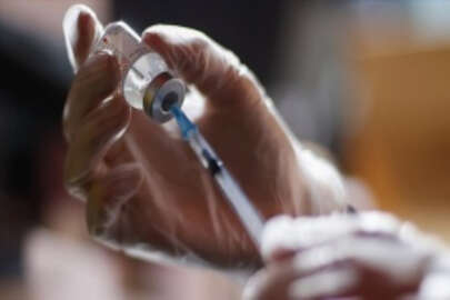 AB ilaç düzenleyicisi, Pfizer/BioNTech'in varyantlara uyumlu aşısını inceliyor