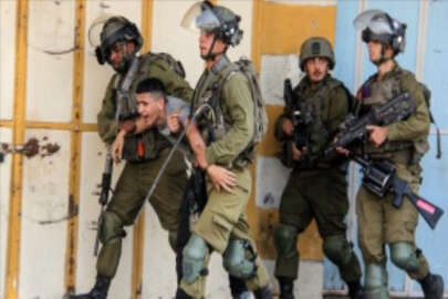 İsrail askerleri, 15 yaşındaki Filistinliyi gerçek mermiyle yaraladıktan sonra gözaltına aldı