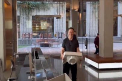 Elon Musk, Twitter merkezine girerken elinde lavabo taşıdı