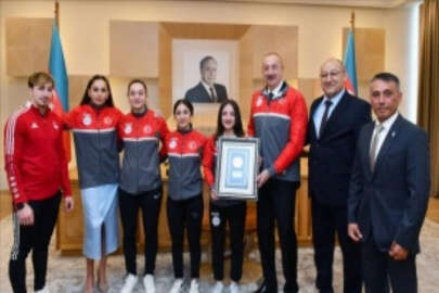 Aliyev, Ermenistan'da madalya kazanan Türk haltercilerle görüştü