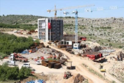Hatay Altınözü'nde deprem konutları projesinde bir blokun kaba inşaatı tamamlandı