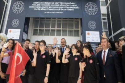 Türkiye'nin ilk uzay ve havacılık teknolojileri meslek lisesine Özdemir Bayraktar'ın adı v
