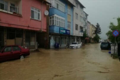 Kastamonu'nun Pınarbaşı ilçesinde sağanak su baskınlarına neden oldu