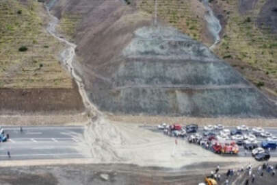 Erzincan-Sivas kara yolu heyelan nedeniyle ulaşıma kapatıldı