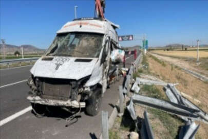 Nevşehir'de devrilen minibüsteki 24 kişi yaralandı