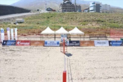 Erciyes'in zirvesine plaj voleybolu için 300 kamyon kum taşındı