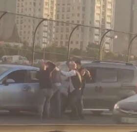 Avcılar'da trafikte sopalı kavga kamerada 