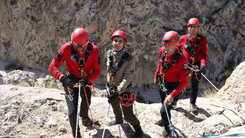 Dağcılık tutkunu Niğde Valisi Cahit Çelik 20 yıldır zirvelere tırmanıyor