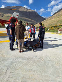 Van'da ambulans helikopter, hamile kadın için havalandı