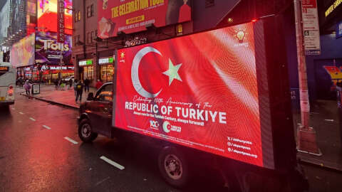 New York'ta, Cumhuriyet'in 100. yılı dolayısıyla Türk bayrağının yer aldığı dijital ilan kamyonları tur attı