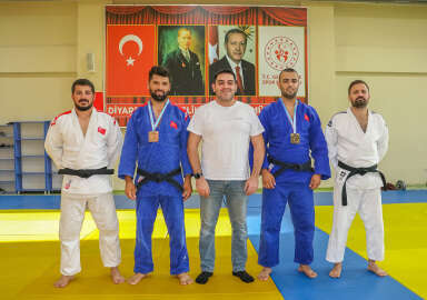 İşaret dili öğrenerek eğittikleri işitme engelli sporcular, Türkiye şampiyonu oldu