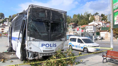 Sarıyer'de polisleri taşıyan otobüs denize düşmekten son anda kurtuldu