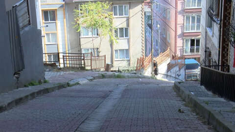 Kağıthane'de yokuştan kayan araç apartman bahçesine düştü