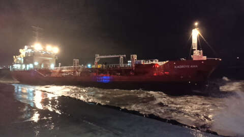 İstanbul'da fırtına; Zeytinburnu açıklarında tanker karaya oturdu-2