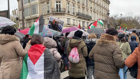 Parisliler şiddetli yağışa rağmen "Gazze'de ateşkes" için yürüdü