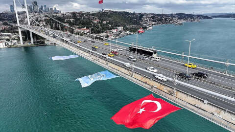 Alper Gezeravcı için 15 Temmuz Şehitler Köprüsü'ne Türk bayrağı asıldı