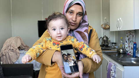 Yıllarca kucağına almayı beklediği evladını depremde yitiren anne, yeni doğan bebeğine umutla sarılıyor