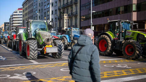 İspanya'da çiftçilerin yol kapatma eylemi üçüncü gününe girdi