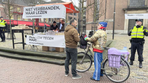 Hollanda'da İslamofobik saldırılara tepki olarak Kur'an-ı Kerim dağıtıldı