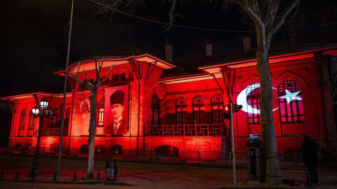 Birinci Meclis Binası ve Atatürk Cumhuriyet Kulesi Türk bayrağı renklerine büründü