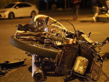 Otomobille çarpışan motosikletin sürücüsü öldü