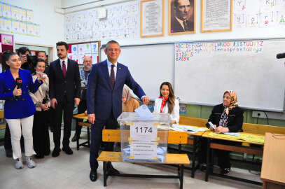 Manisa'da oy kullanan Özgür Özel'den 'kutlamalarda silahtan uzak durun' çağrısı