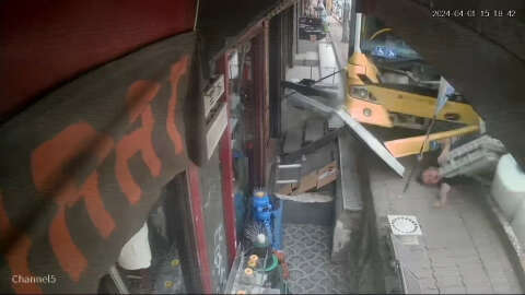 İstanbul  - Beyoğlu'nda İETT otobüsü kaldırımdakilere çarptı:  2 yaralı (Geniş haber)