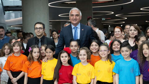 Bakan Ersoy, Devlet Çoksesli Çocuk Korosunun "23 Nisan Özel Konseri"ni izledi