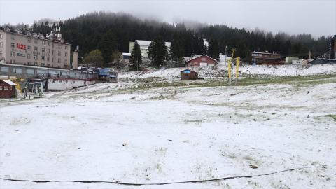 Sezonu martta kapatan Uludağ'da mayısta kar sürprizi