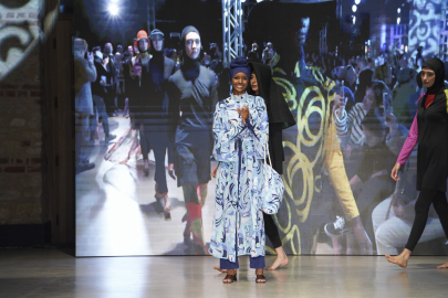 Halima Aden, İstanbul’da tesettür mayo koleksiyonu tanıttı