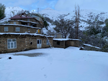 Van'da kent merkezinde dolu, yüksek kesimlerde kar etkili oldu