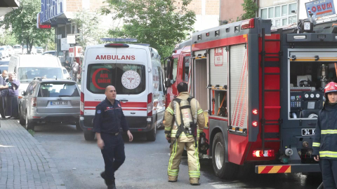 İstanbul - Bağcılar’da 5 katlı binanın bodrum katında yangın: Anne ve çocuklarını itfaiye kurtardı