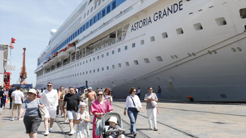 "Astoria Grande" kruvaziyeri 998 yolcusuyla Samsun Limanı'na demirledi
