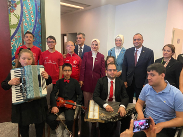 Bakan Göktaş, engelli çocuklarla bir araya geldi