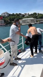 İstanbul - İstanbul Boğazı’nda denize düşen papağanı böyle kurtardı