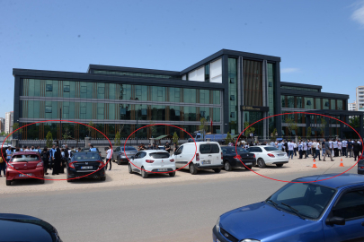 Öldürülen meslektaşları için aynı saatte aynı yerde toplanan iki sendika, 5 dakika arayla açıklama yaptı