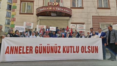 Anneler Günü’ne evlat nöbetinde buruk girdiler (2)