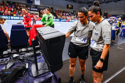 Pınar Ünlü Hatipoğlu ve Mehtap Şimşek, EHF Avrupa Ligi final maçını yönetti