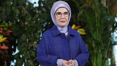 Emine Erdoğan, Tekirdağ'da okul bahçesinde çilek yetiştiren öğrencileri tebrik etti