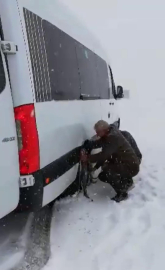 Sürücüler, 2 bin 918 rakımlı Ilgar Dağı'nı araçlarına zincir takarak aştı