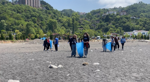 Üniversiteliler, sahilde 50 poşet çöp topladı