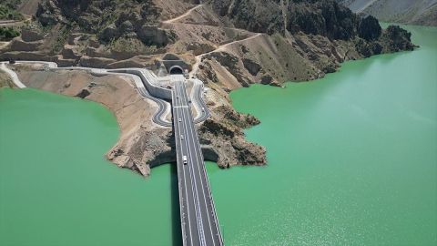 Yusufeli-Artvin kara yolunu 15,5 kilometre kısaltan Yusufeli Merkez Viyadüğü hizmete açıldı