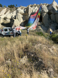 Sıcak hava balonu, ters rüzgarda kayalıklara indi