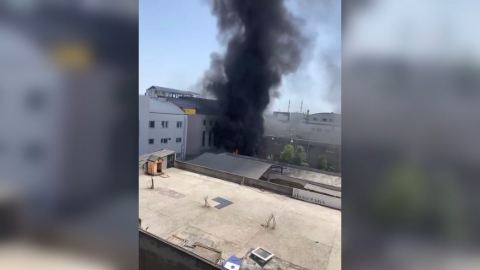 Beylikdüzü'nde fabrikanın yanındaki boş arazide korkutan yangın (Geniş Haber)