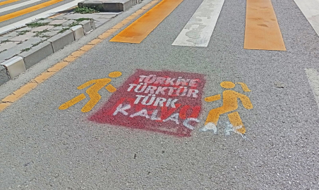 Van'da Kürtçe trafik uyarılarının üzerine 'Türkiye Türk’tür, Türk kalacak' yazıları yazıldı