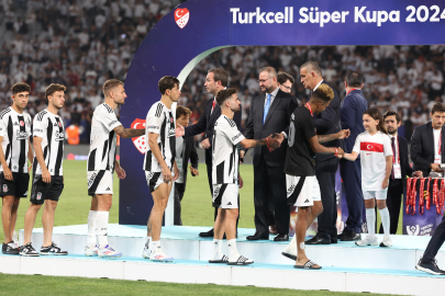 Süper Kupa şampiyonu Beşiktaş kupasına kavuştu