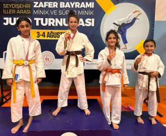 Ümraniye'deki sporcular, Zafer Bayramı Judo Turnuvası’ndan şampiyonlukla döndü
