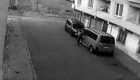 İstanbul - Avcılar’da minibüsten hırsızlık kamerada