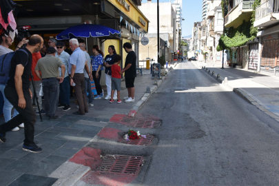 İzmir'de akıma kapılıp, 2 kişinin öldüğü yola çiçek bırakıldı